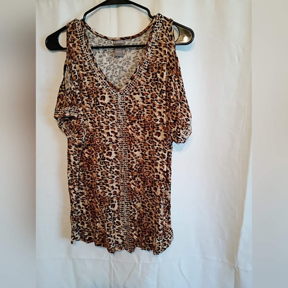 Elegant Leopard Print V-Neck Blouse Size Large With Cute Silver Detail.